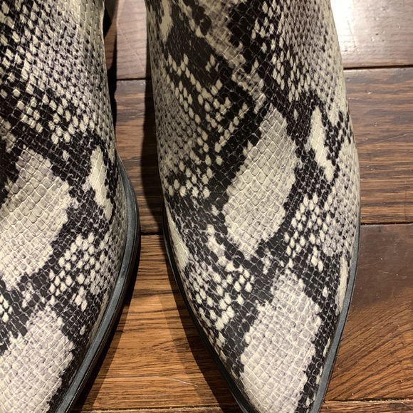 Steve Madden western style snakeskin pattern ankle boot size 10 - Picture 9 of 10